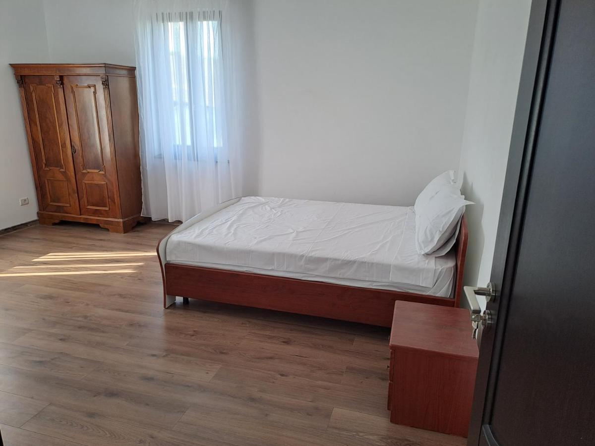 Pensiunea La Conac Birlad Bagian luar foto