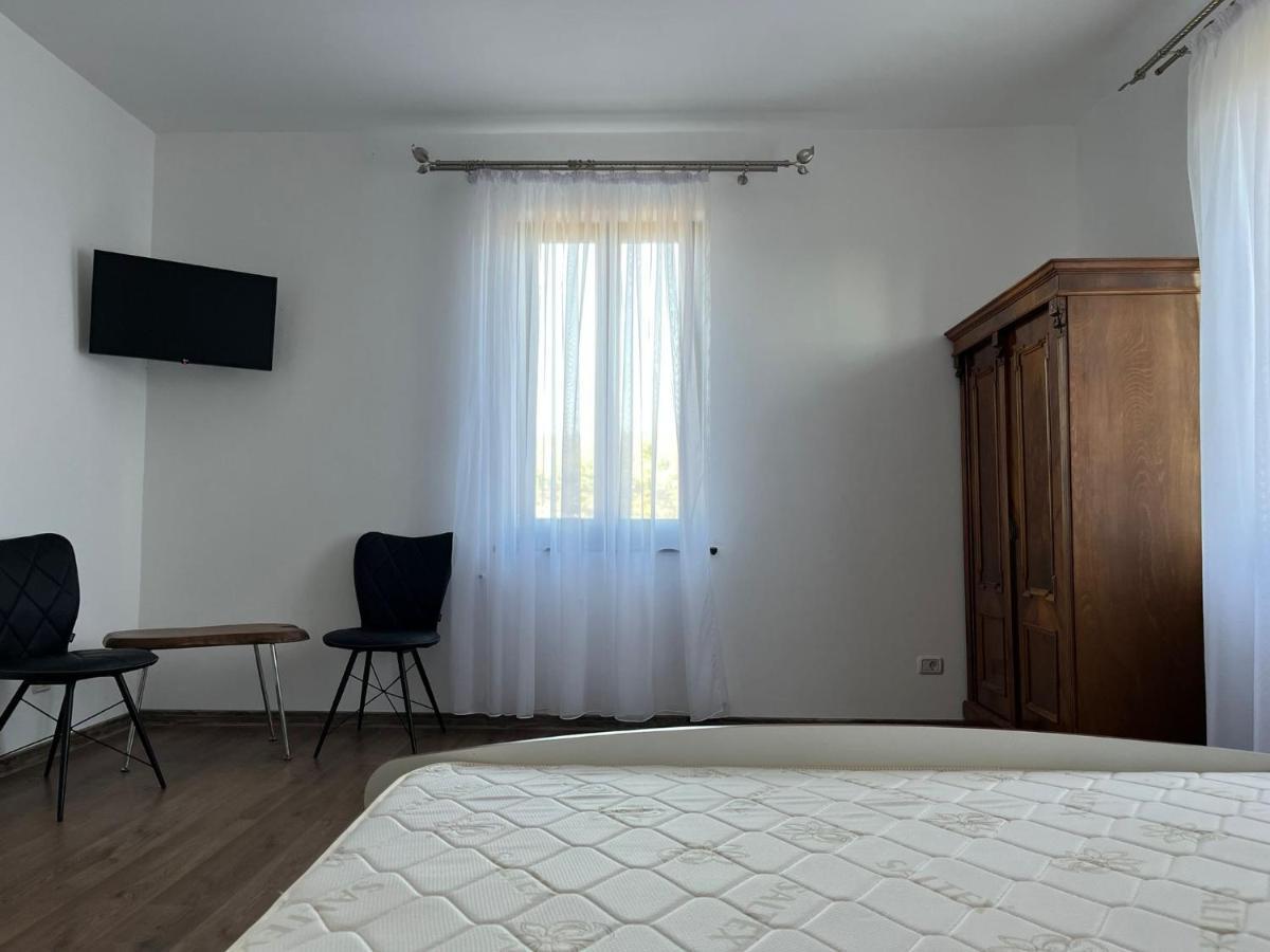 Pensiunea La Conac Birlad Bagian luar foto